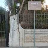 Il menhir di Palese, incastrato tra il muretto e il cancello di una villetta in via Titolo